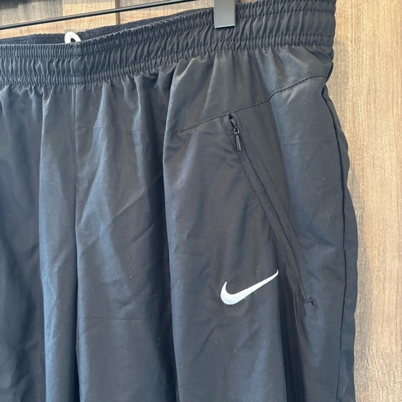 NWT Nike Women’s Large Track Pants Dry Fit Black Mesh Lined Zip Pockets - Picture 3 of 12